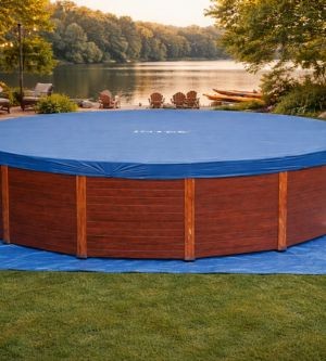 Tenere pulita la copertura invernale delle piscine